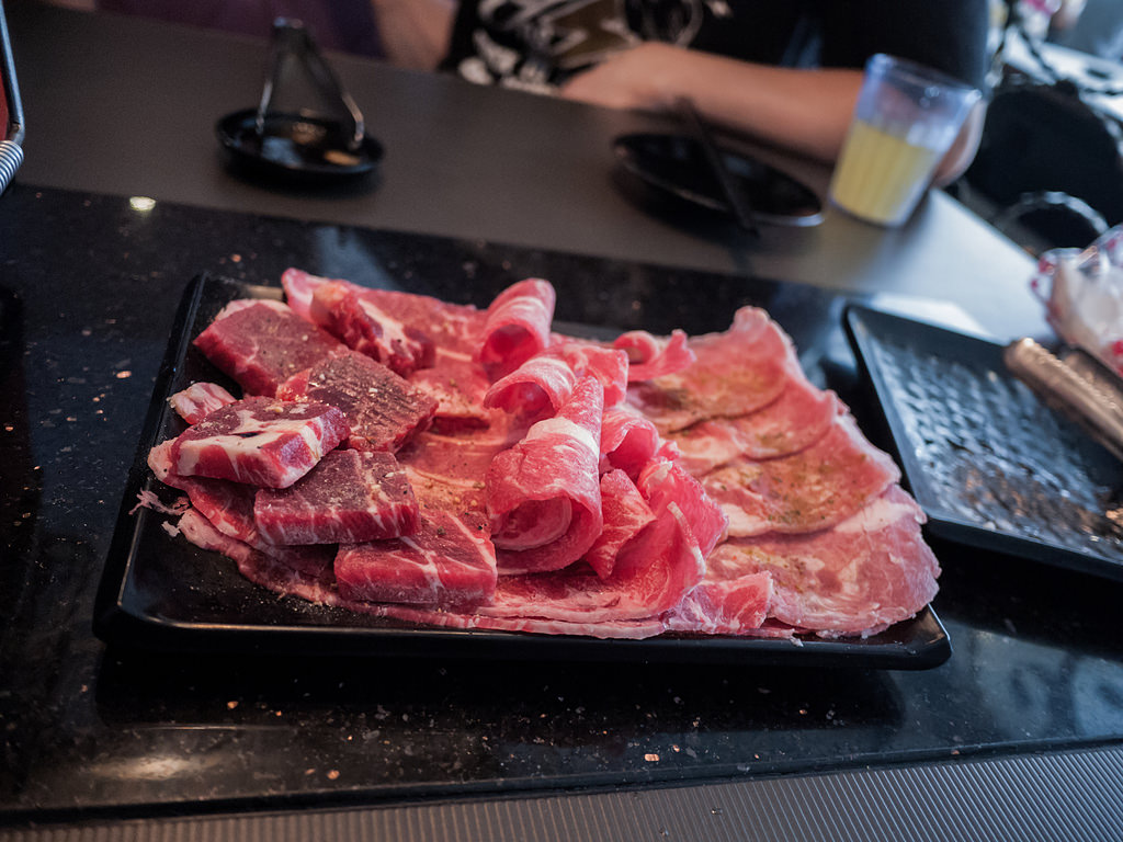 【台北】櫻花羿日式炭火燒肉吃到飽 這烤爐好像有點小