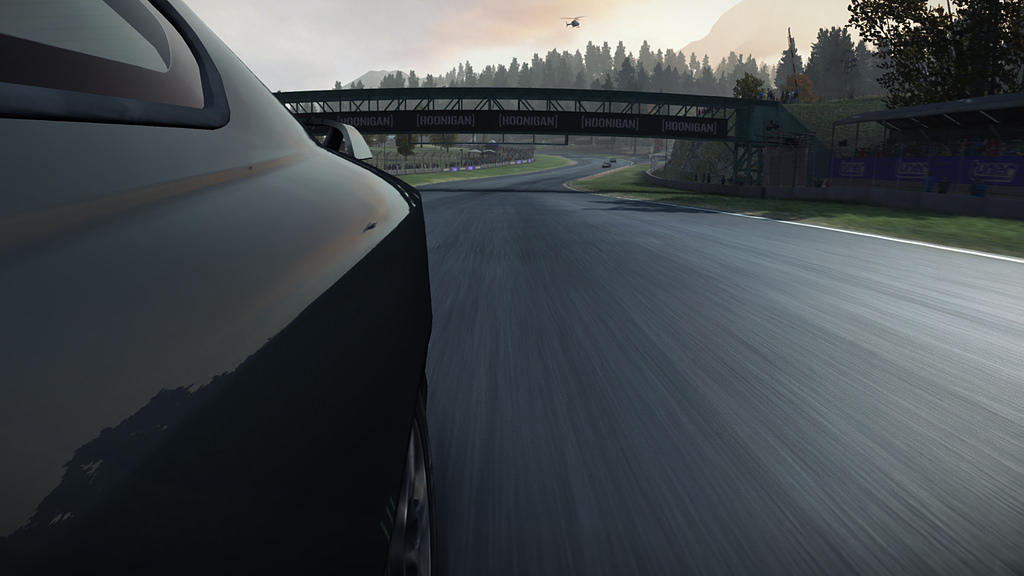 《極速房車賽：競速賽事》娛樂與擬真的完美平衡