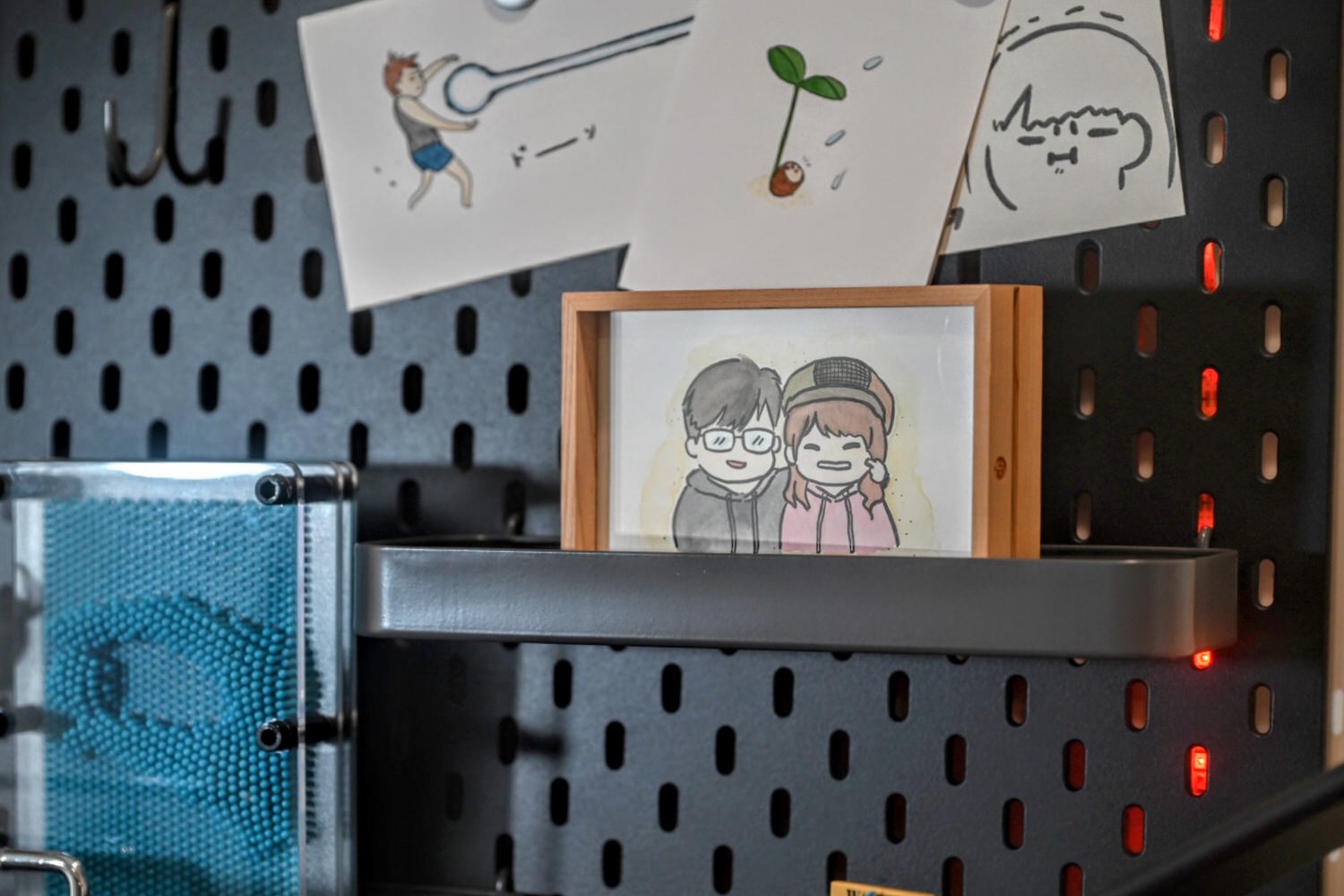 【開箱】書房大改造IKEA SKÅDIS洞洞板，免螺絲、不傷牆壁安裝教學，直立式擺放讓收納變得更簡單