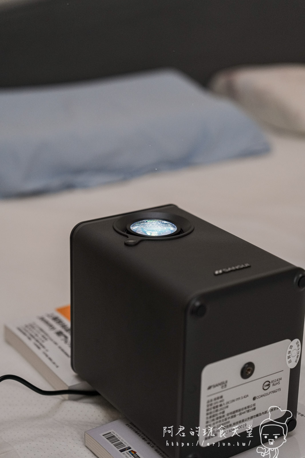 【開箱】SANSUI山水微型投影機SPJ-WD：小巧機身、高亮度、自動對焦，小宅、露營、辦公三合一影音新選擇！